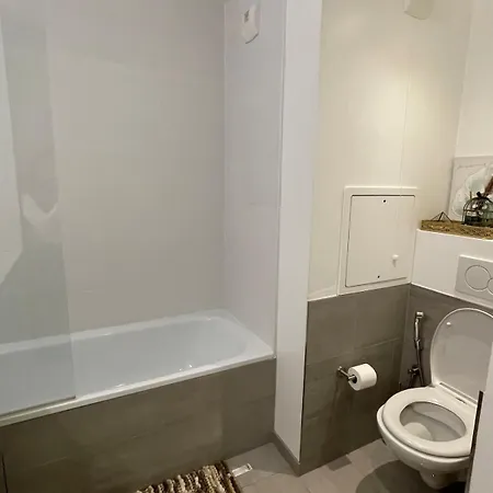 Ins - 2 Bedrooms - Metro Parking Prive